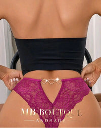 Calcinha de renda com detalhes em corações