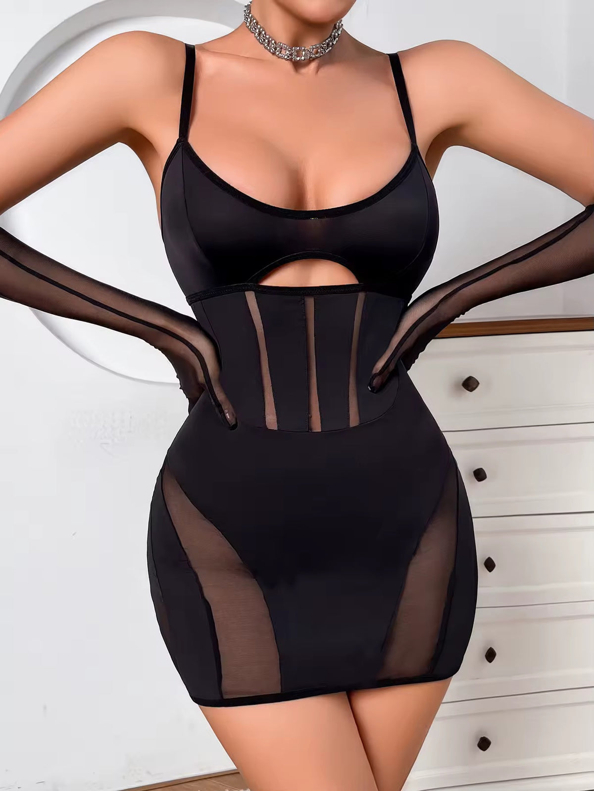 Vestido Black Hypnotic com Luvas – Recortes Sensuais e Ajuste Perfeito