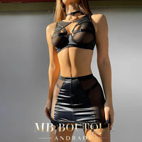 Lingerie com saia, liga de perna e gargantilha