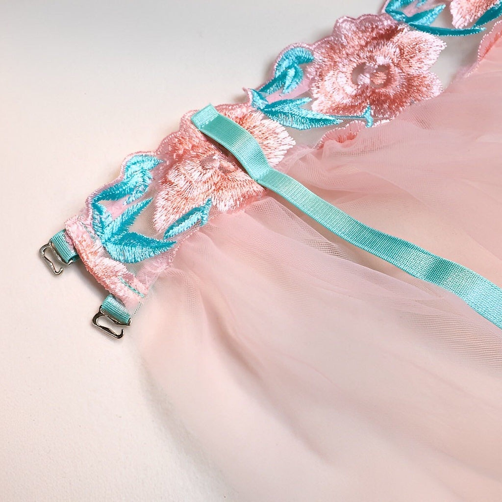 Lingerie bordado em flores com saia