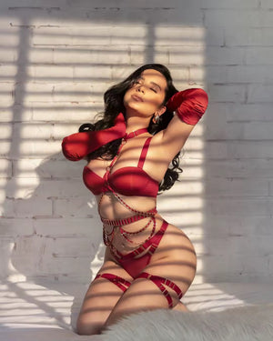 Lingerie Vermelha com Cintas Estruturadas – Impacto visual e presença marcante