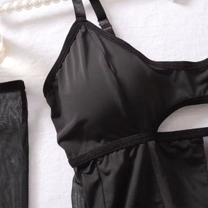 Vestido Black Hypnotic com Luvas – Recortes Sensuais e Ajuste Perfeito