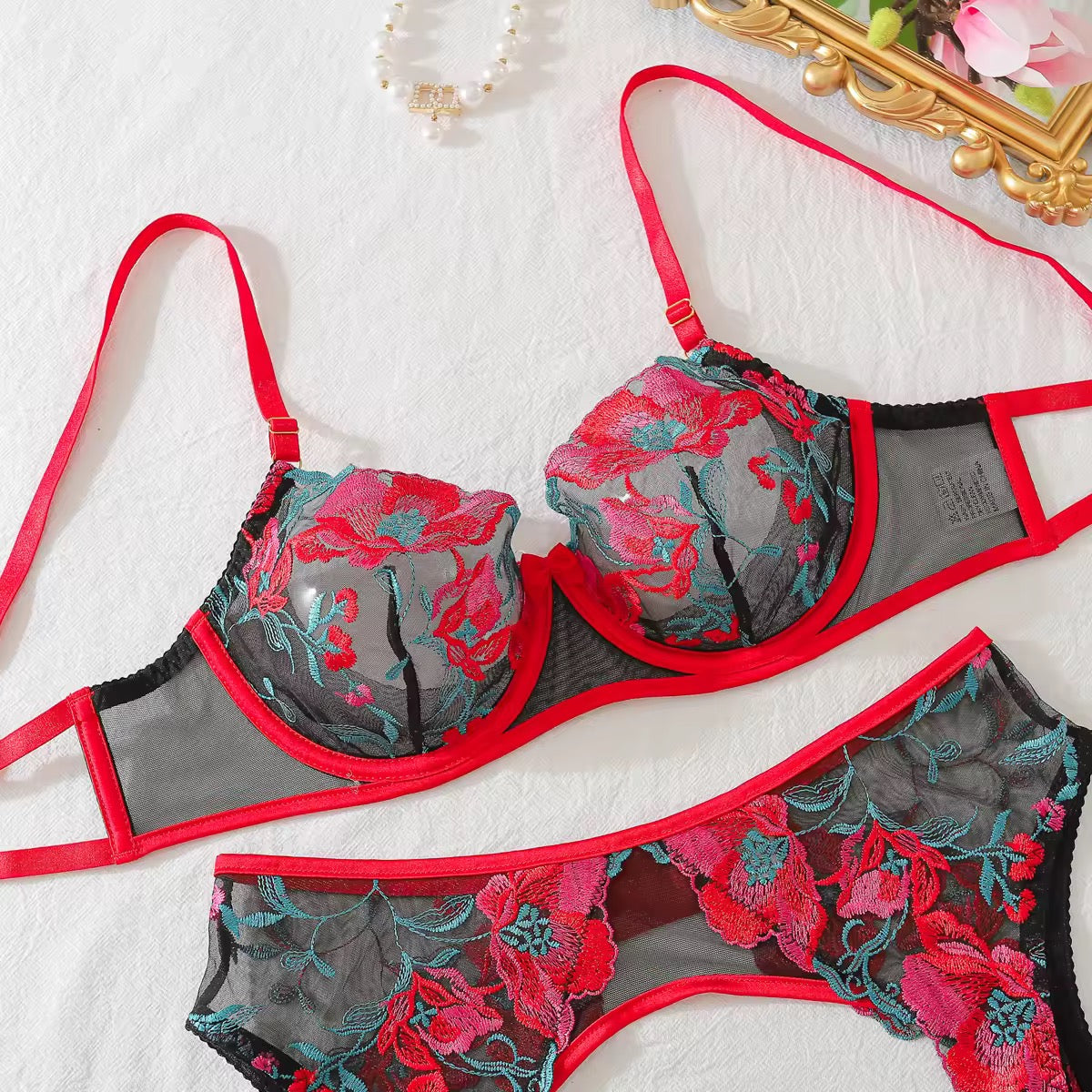 Lingerie Bordada Preta com Cinta Liga – Arte e sofisticação em forma de lingerie