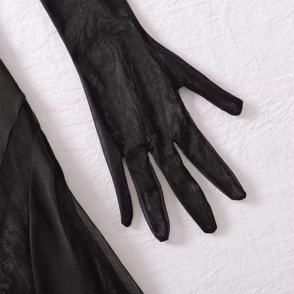 Vestido Black Hypnotic com Luvas – Recortes Sensuais e Ajuste Perfeito