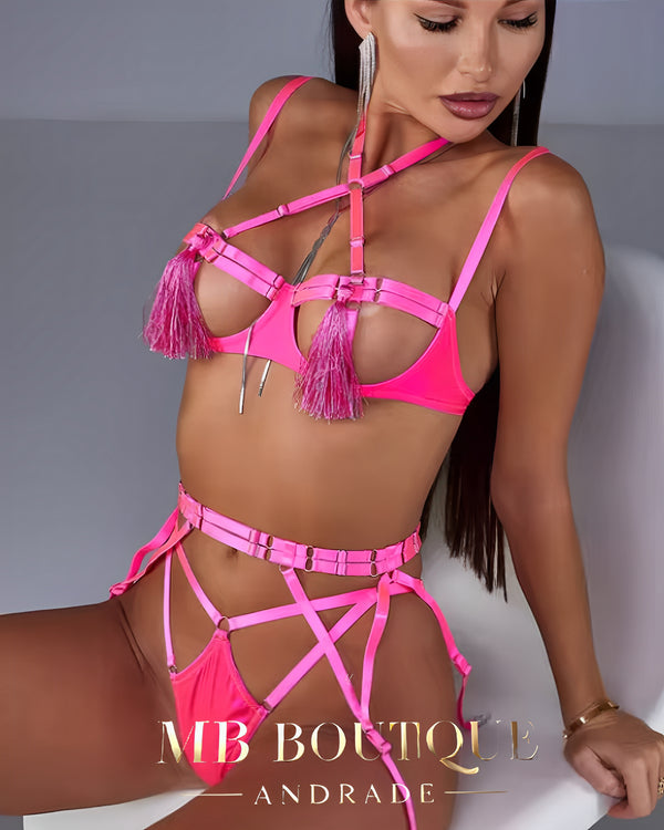 Conjunto de Lingerie Rosa com Cinta-Liga e Regulagem na Calcinha – Sensualidade e Delicadeza na Medida Certa