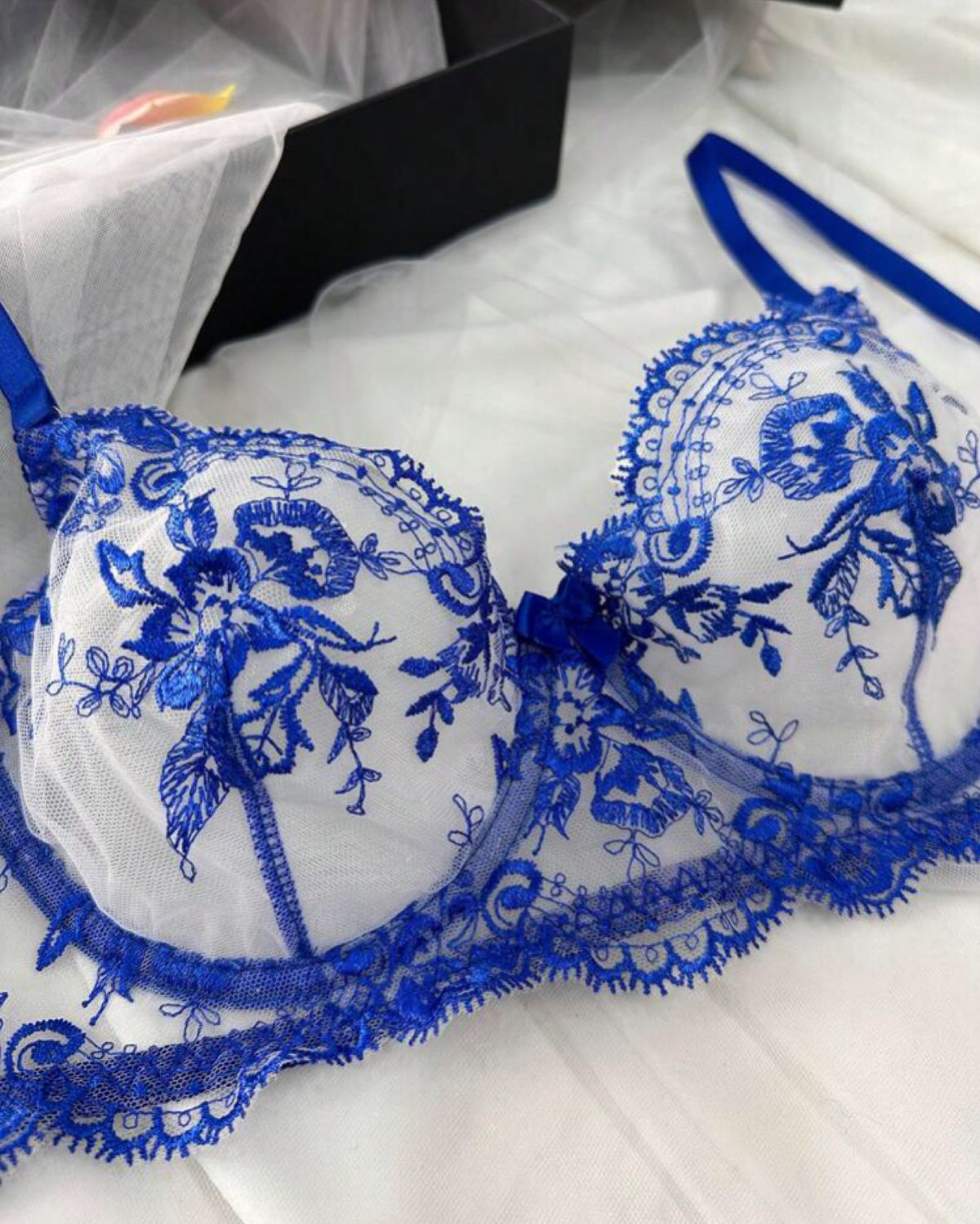 Conjunto Bordado Azul com Cinta Liga – Sofisticação e Exclusividade