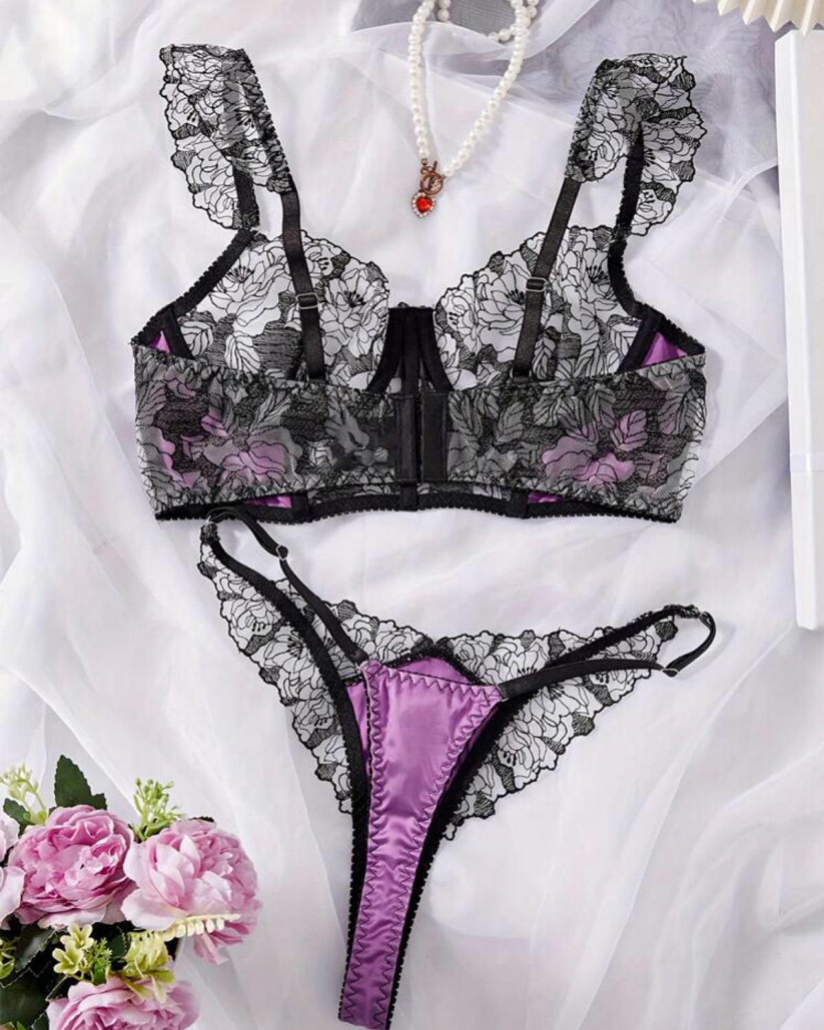Conjunto Luxo em Renda e Cetim – Sensualidade e Sofisticação