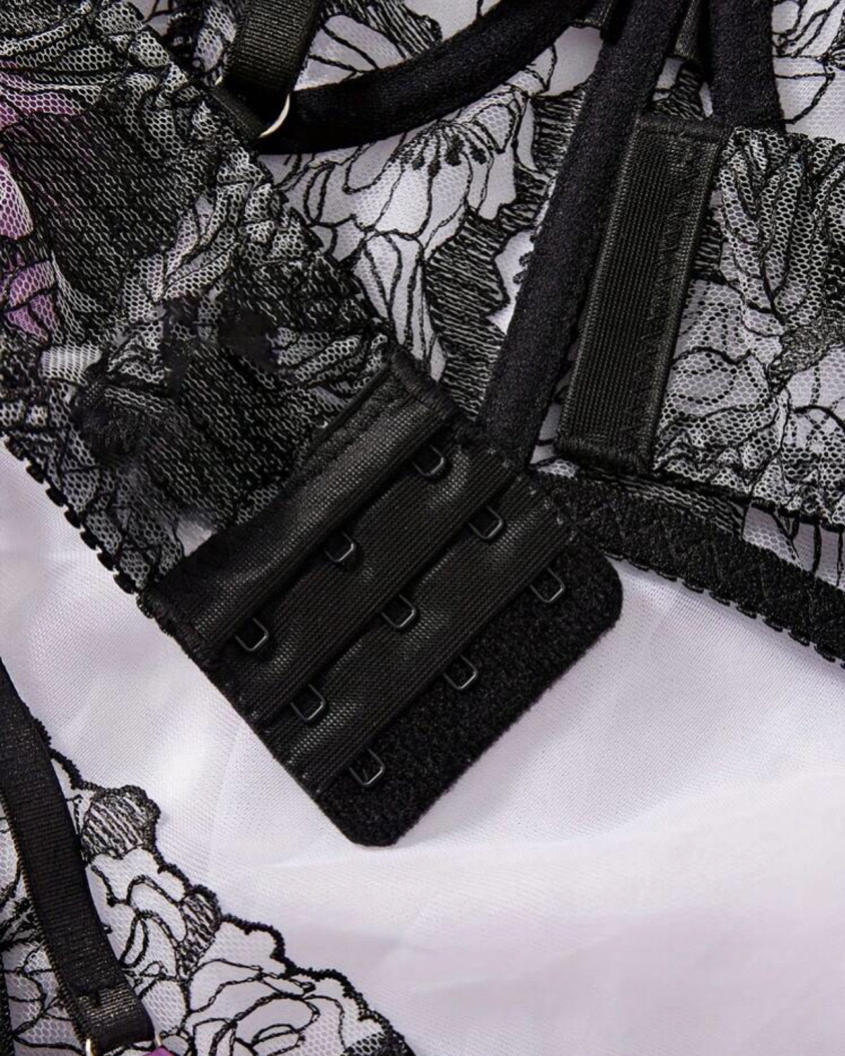 Conjunto Luxo em Renda e Cetim – Sensualidade e Sofisticação