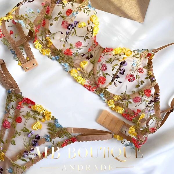 Lingerie com bordado em flores