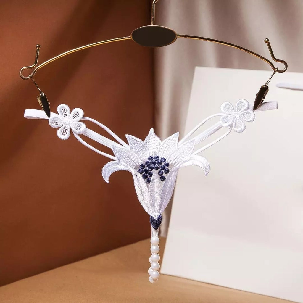 Calcinha Fio Dental com Pérolas em Renda Floral