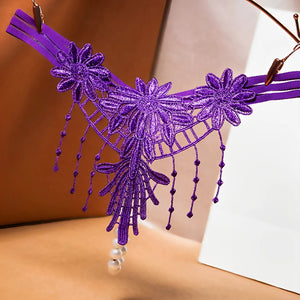 Calcinha com pérolas e bordados em flores