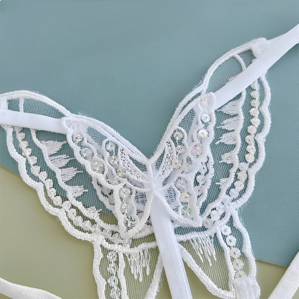 Detalhe da renda branca e das tiras da calcinha de borboleta