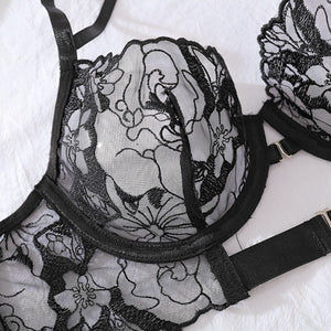 Lingerie Preta com Cinta-Liga e Gargantilha