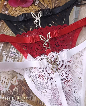 Calcinha de renda com regulagem e enfeite de coelho em preto, vermelho e branco — MB Andrade Boutique