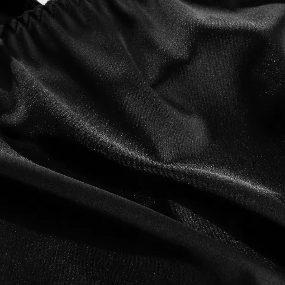 Lingerie Red Seduction - Com Saia de Cetim, Ligas e Fio Dental Regulável