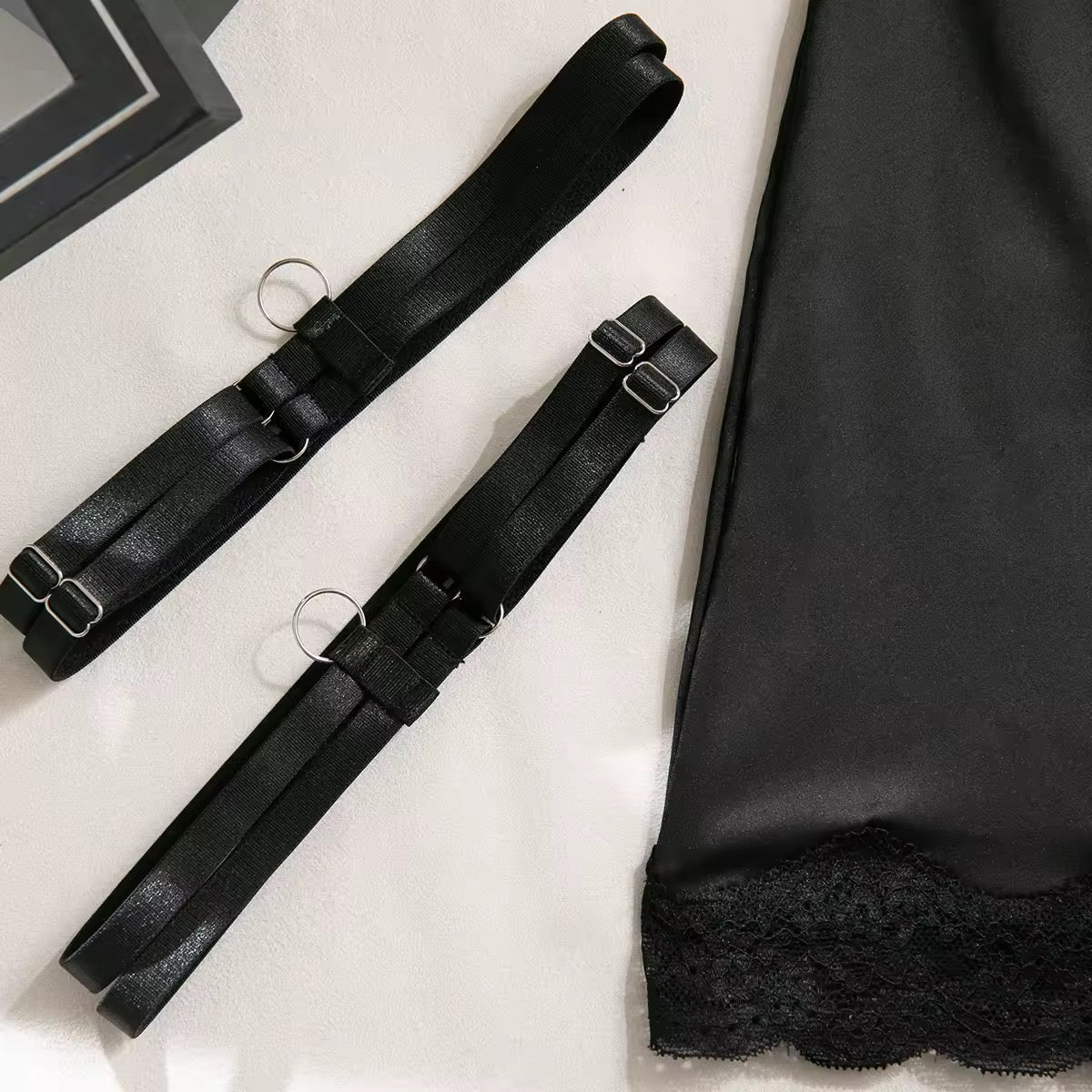 Lingerie Red Seduction - Com Saia de Cetim, Ligas e Fio Dental Regulável