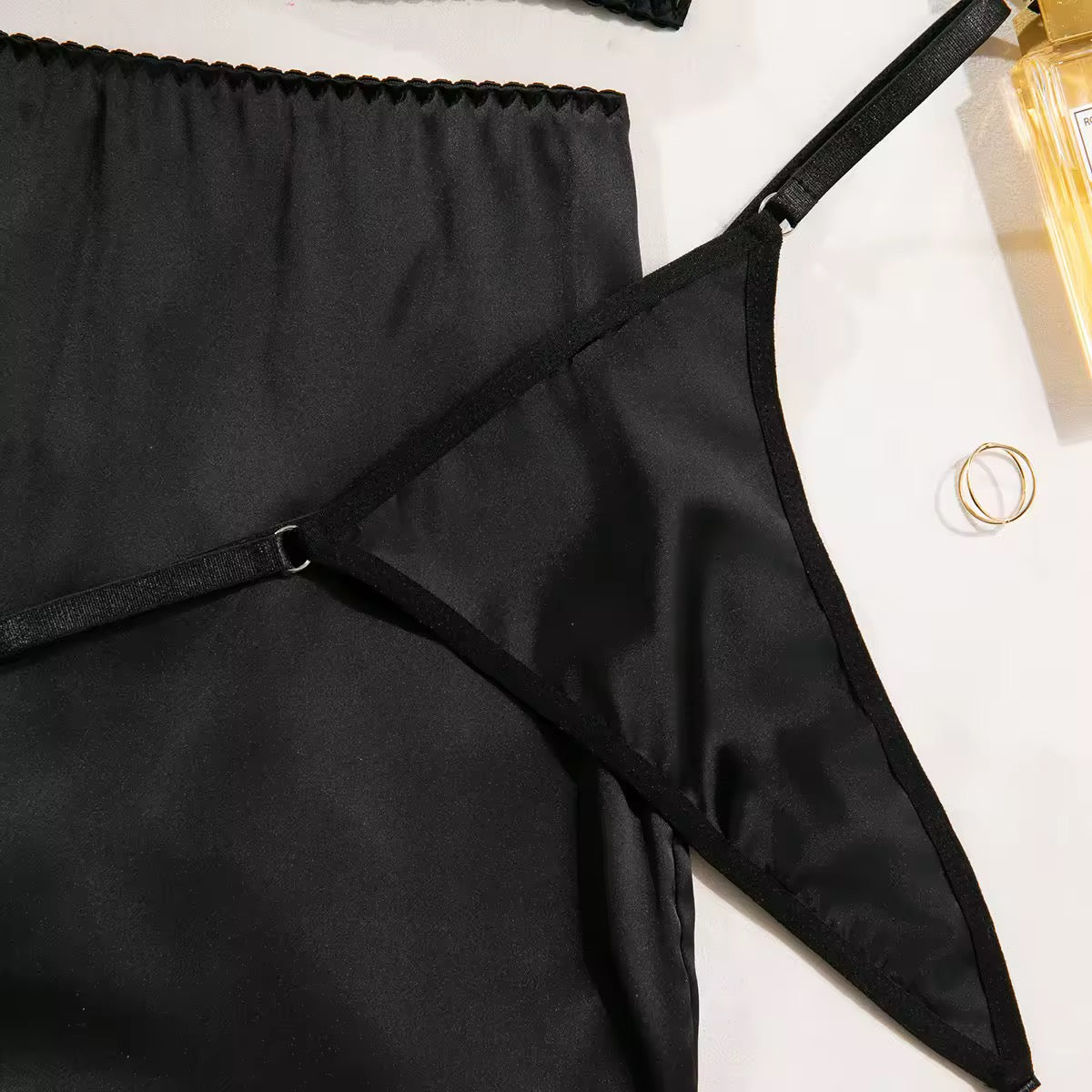 Lingerie Red Seduction - Com Saia de Cetim, Ligas e Fio Dental Regulável