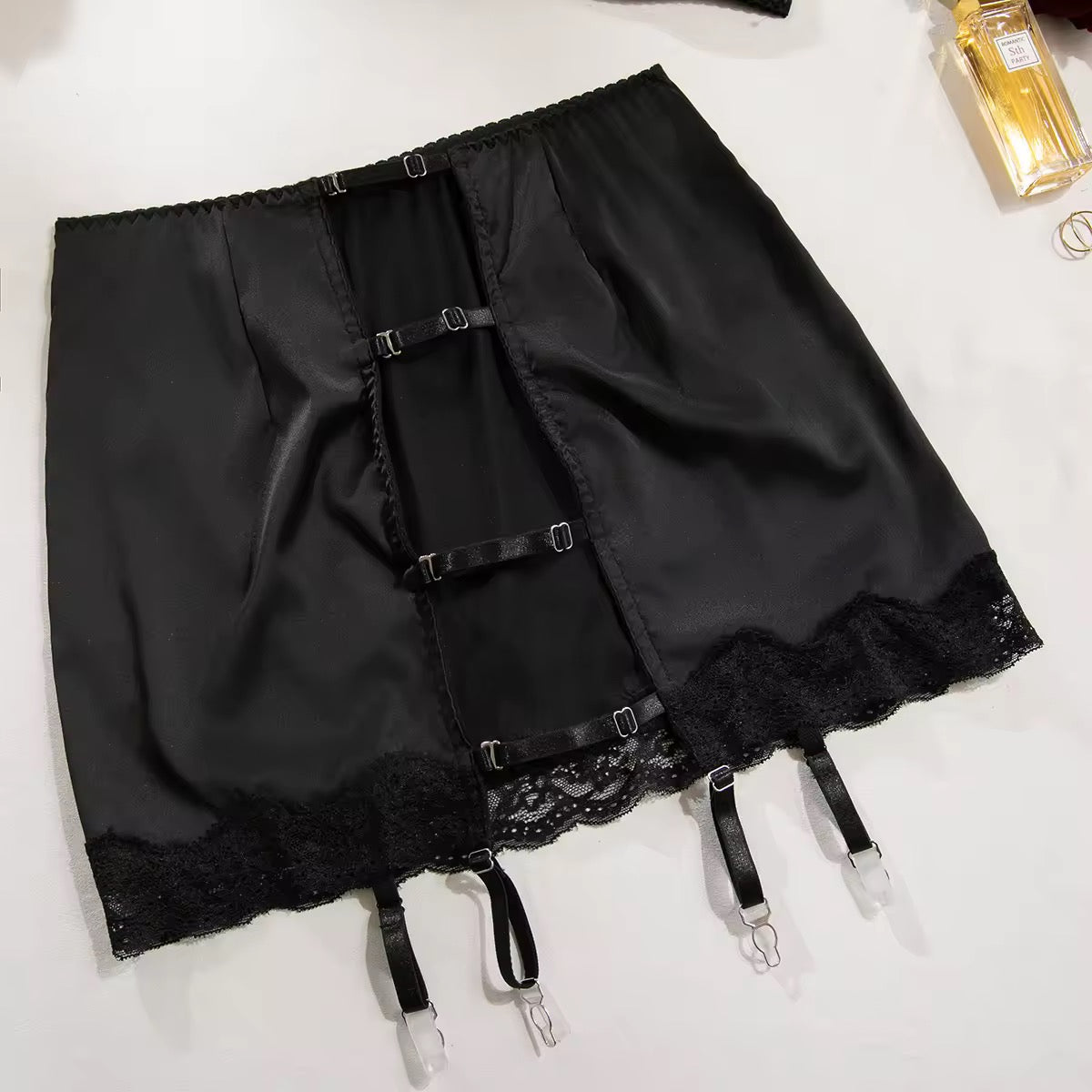 Lingerie Red Seduction - Com Saia de Cetim, Ligas e Fio Dental Regulável