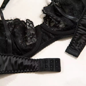 Lingerie Red Seduction - Com Saia de Cetim, Ligas e Fio Dental Regulável