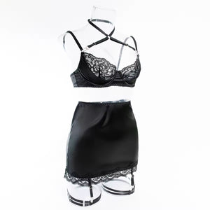 Lingerie Red Seduction - Com Saia de Cetim, Ligas e Fio Dental Regulável
