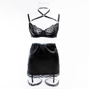 Lingerie Red Seduction - Com Saia de Cetim, Ligas e Fio Dental Regulável