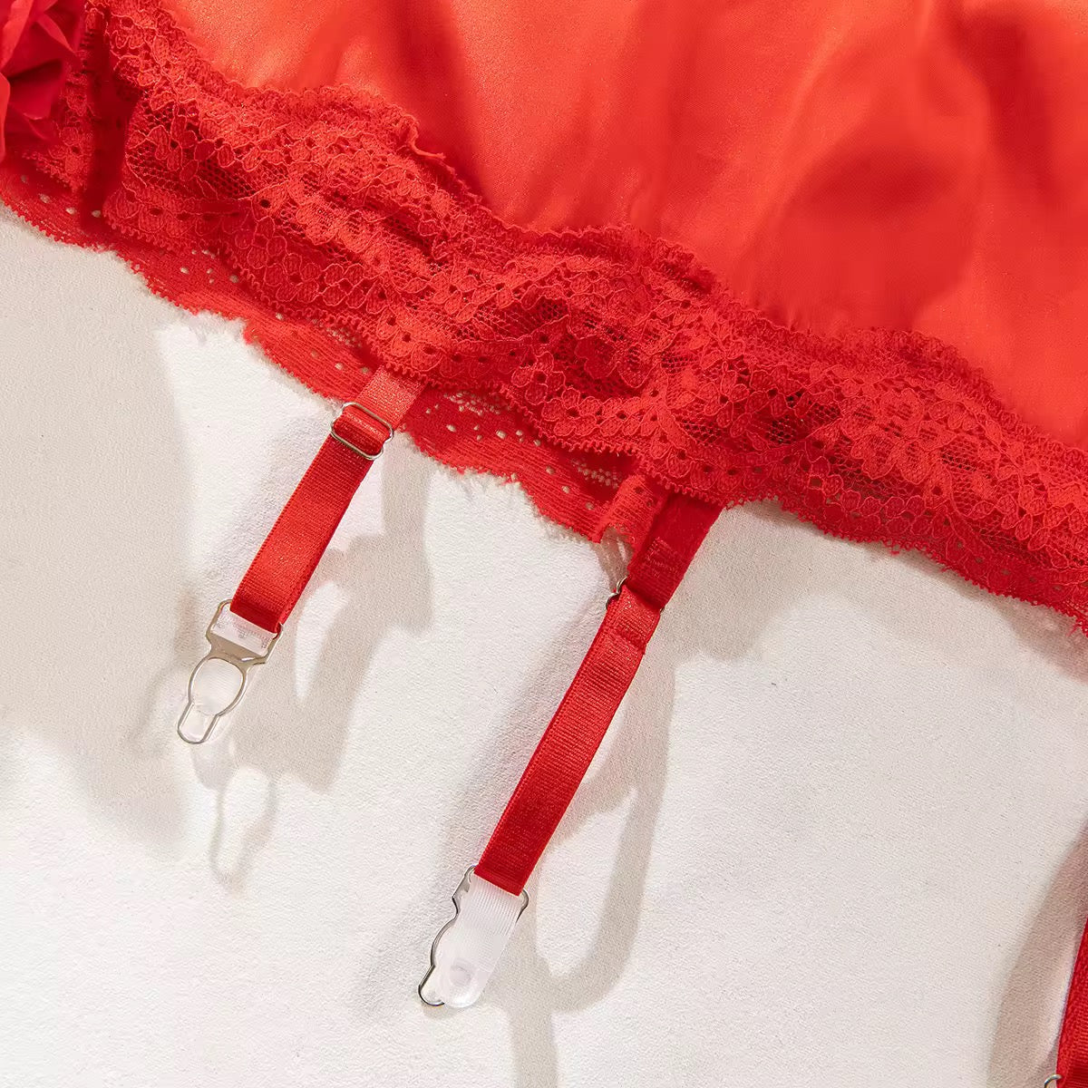 Lingerie Red Seduction - Com Saia de Cetim, Ligas e Fio Dental Regulável