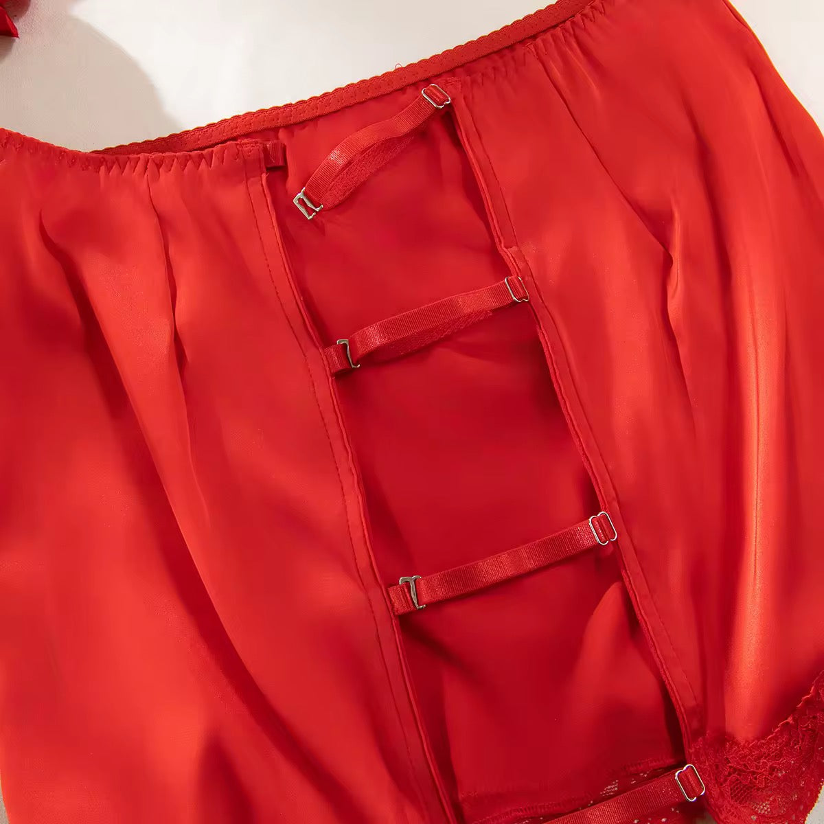 Lingerie Red Seduction - Com Saia de Cetim, Ligas e Fio Dental Regulável