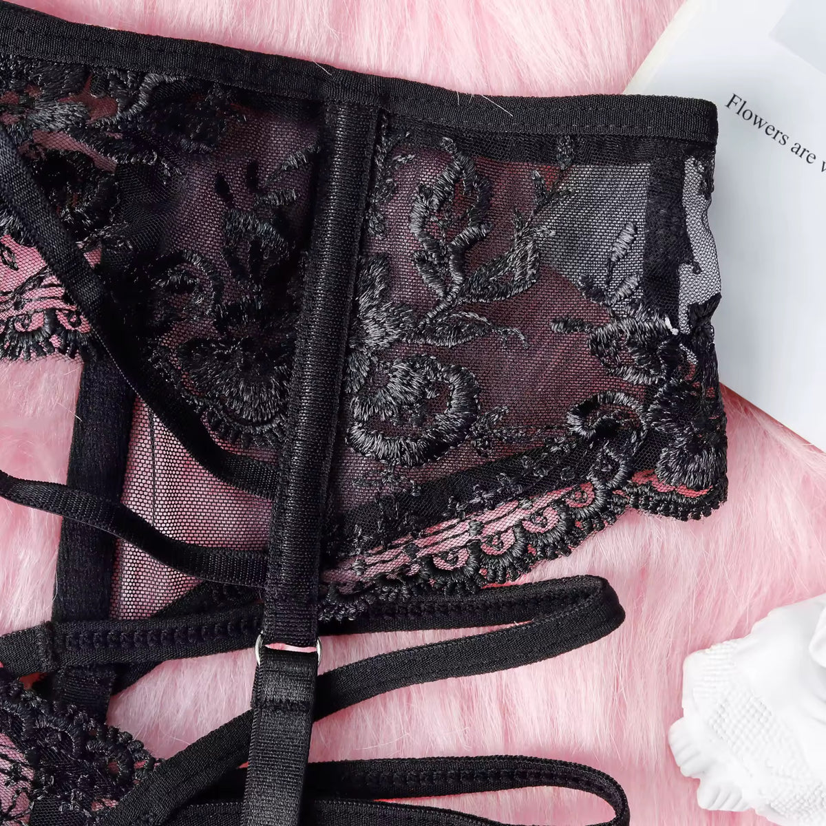 Lingerie Black Secret - Renda Floral com Strappy e Cinta-Liga