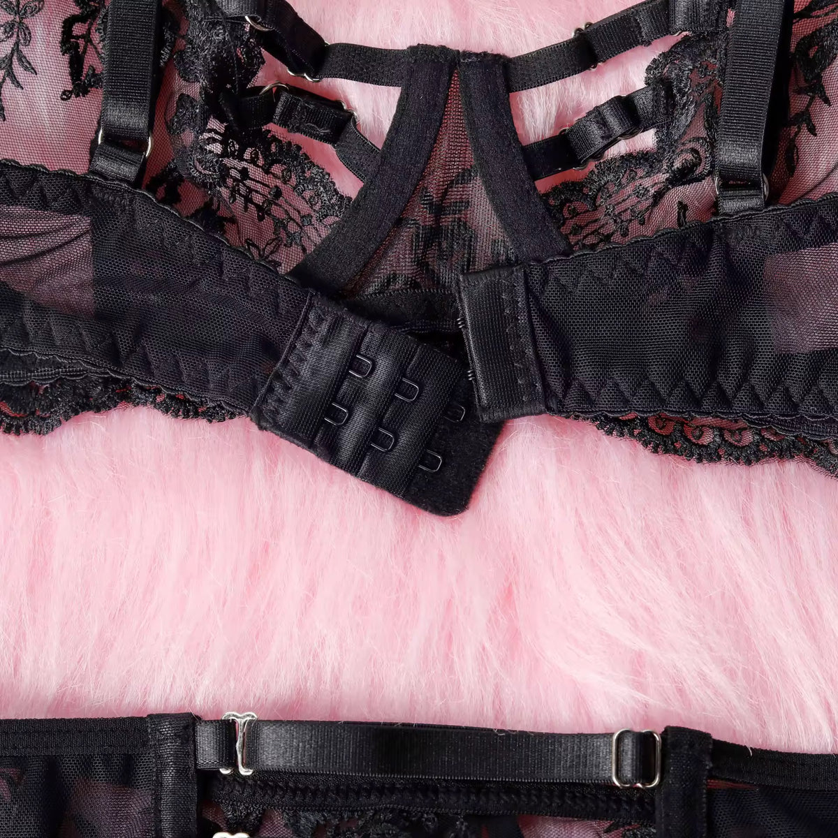 Lingerie Black Secret - Renda Floral com Strappy e Cinta-Liga