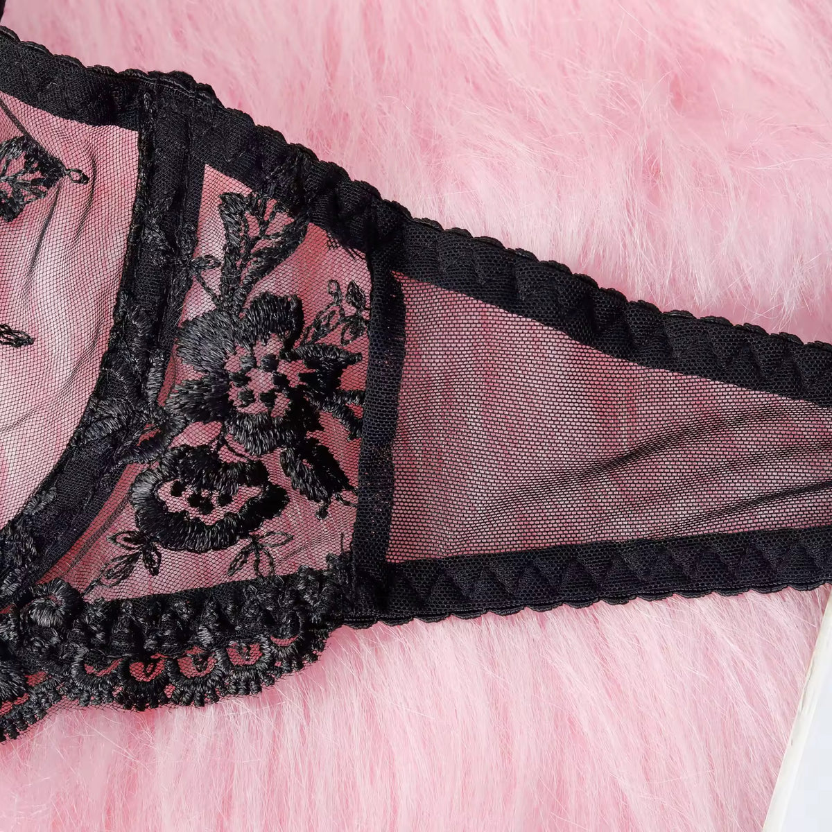 Lingerie Black Secret - Renda Floral com Strappy e Cinta-Liga