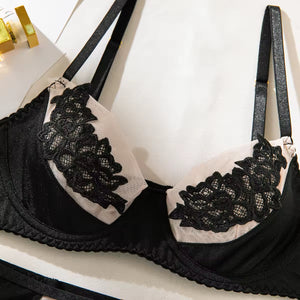 Lingerie Rosé Encanto - Cetim com Bordado Floral e Cinta-Liga
