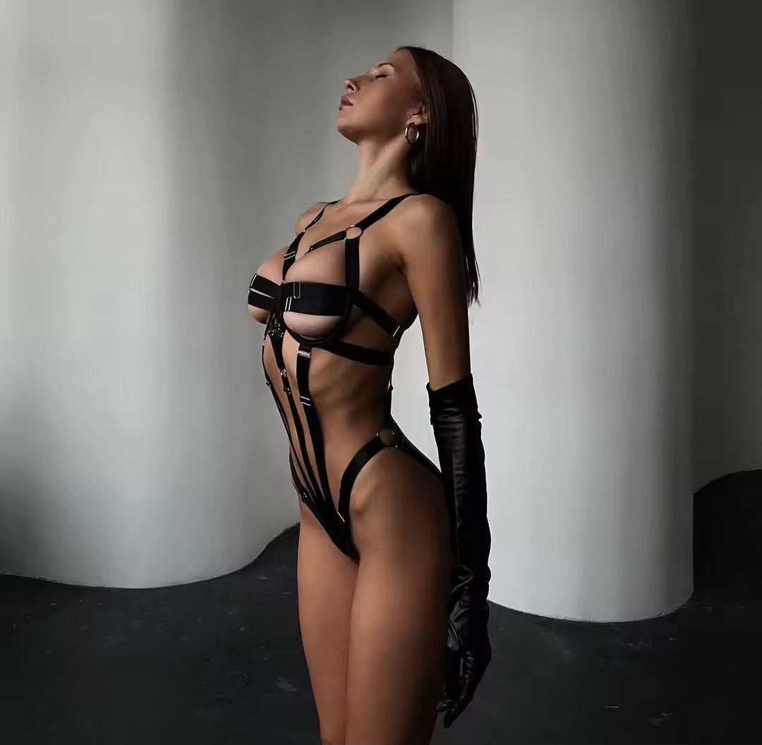 Body preto de tiras com fivelas e recortes