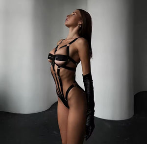 Body preto de tiras com fivelas e recortes