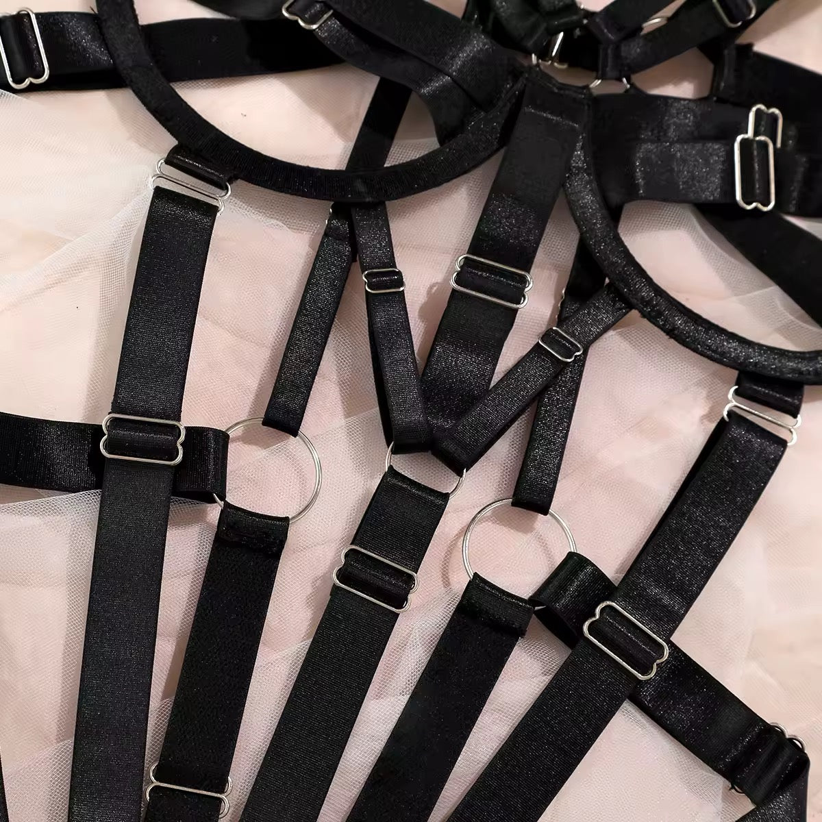 Body preto de tiras com fivelas e recortes, detalhe das tiras e ajustes