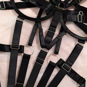 Body preto de tiras com fivelas e recortes, detalhe das tiras e ajustes