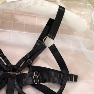 Body preto de tiras com fivelas e recortes, detalhe das tiras e ajustes
