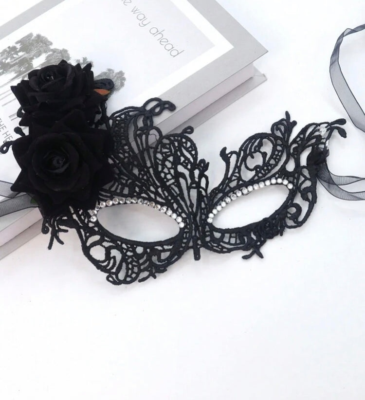 Máscara Borboleta Black Luxo com Cristais e Rosas Laterais