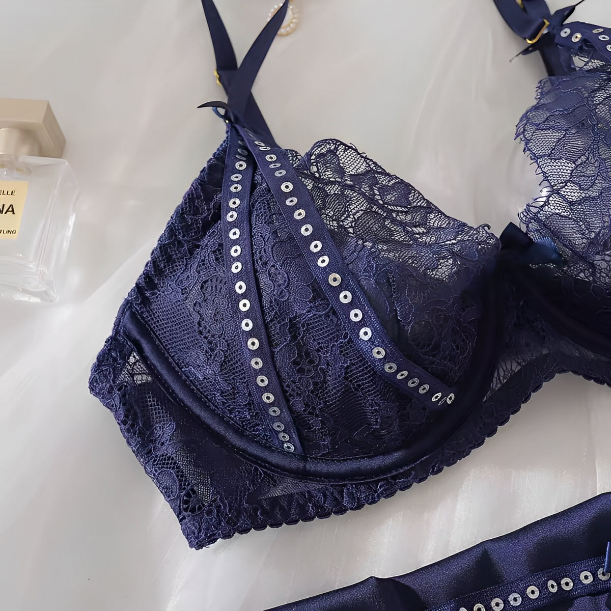Lingerie Azul Noite com Cinta-Liga - Brilho e mistério em um só visual
