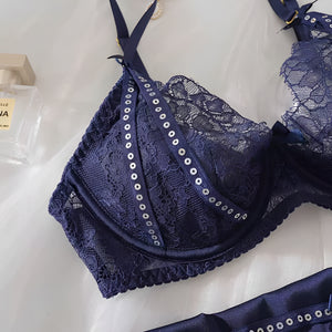 Lingerie Azul Noite com Cinta-Liga - Brilho e mistério em um só visual