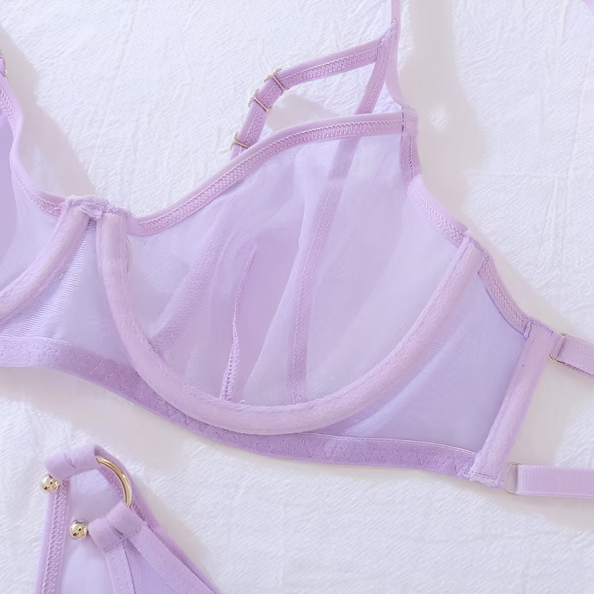 Lingerie Lilás com Recortes Modernos - Delicadeza com design autêntico