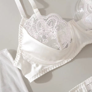 Lingerie Branca Clássica com Cinta Liga