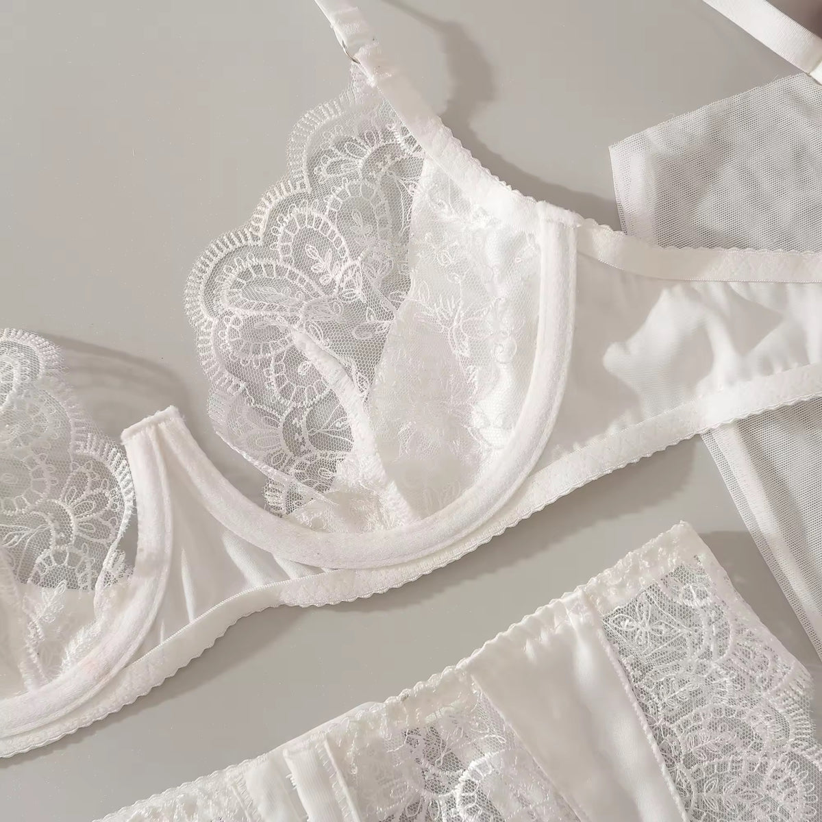 Lingerie Branca Clássica com Cinta Liga