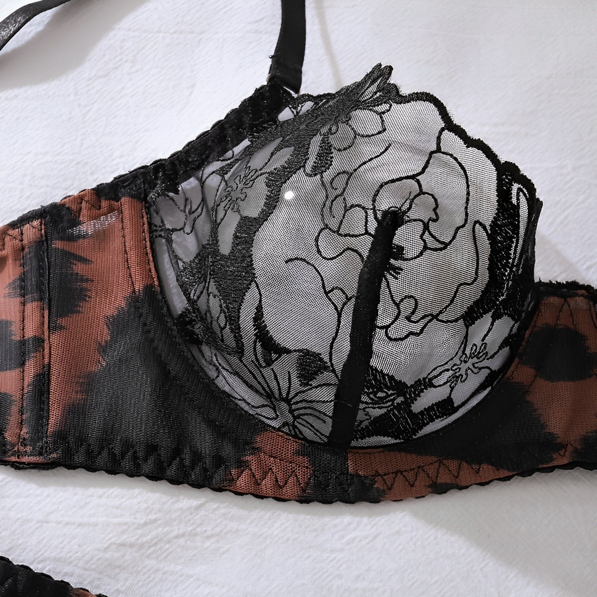 Conjunto Lingerie Animal Print com Renda, Meias e Luvas - Selvagem, Sexy e Sofisticada