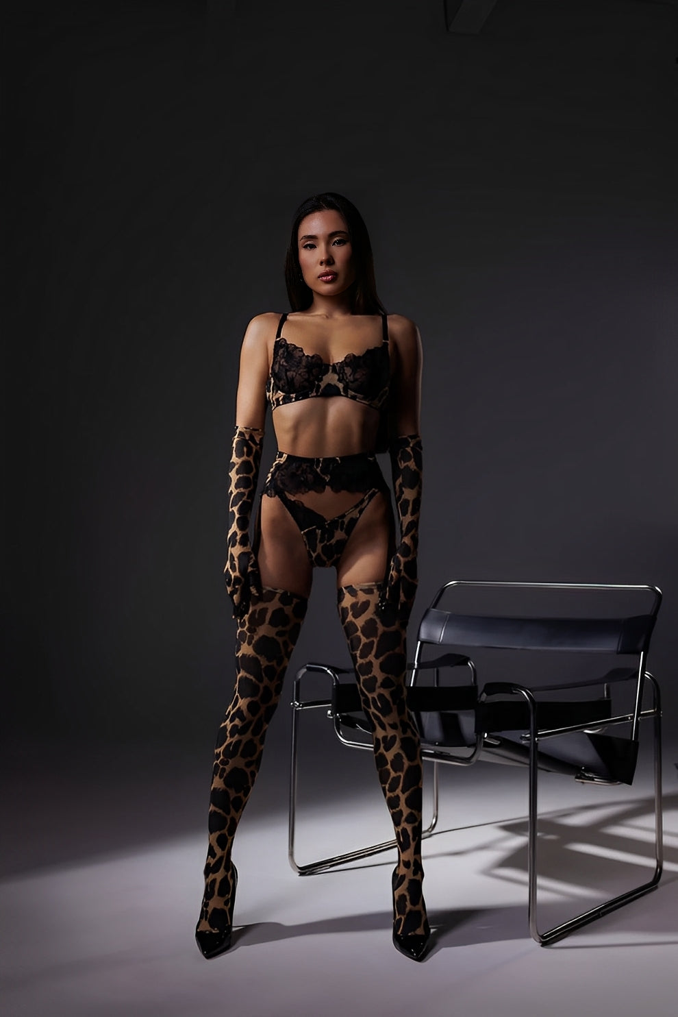 Conjunto Lingerie Animal Print com Renda, Meias e Luvas - Selvagem, Sexy e Sofisticada