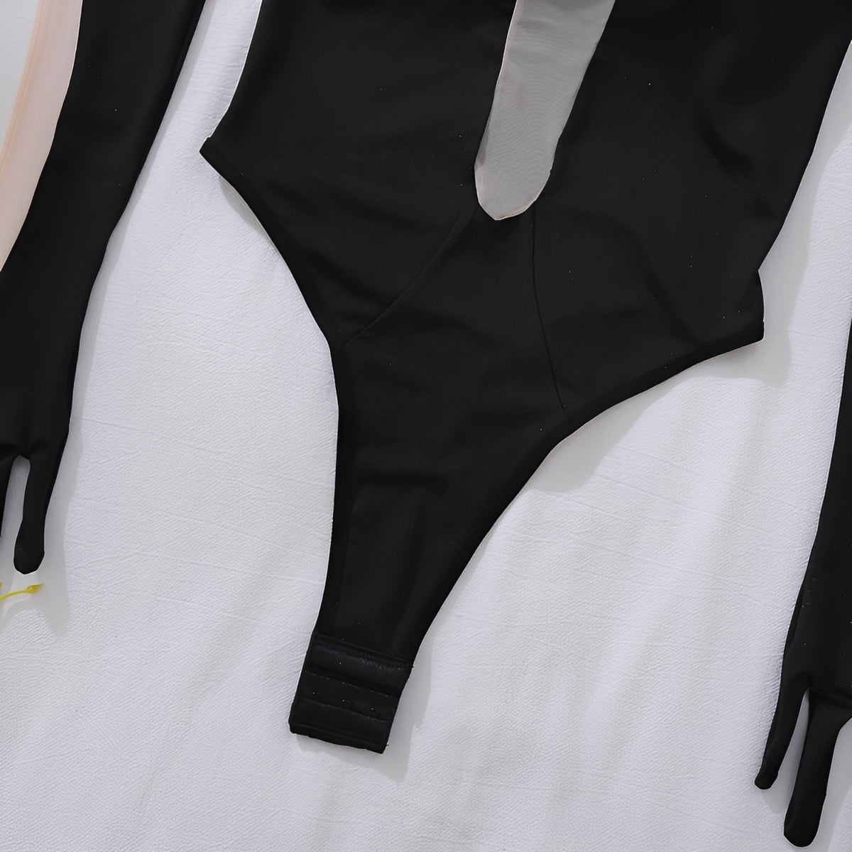 Body Preto Sexy com Transparência Profunda e Luvas Longas