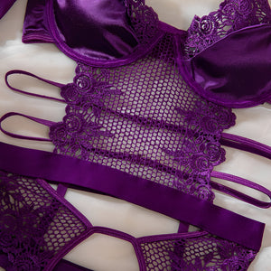 Conjunto Lingerie Sexy Roxo com Cinta-Liga, Meias e Luvas