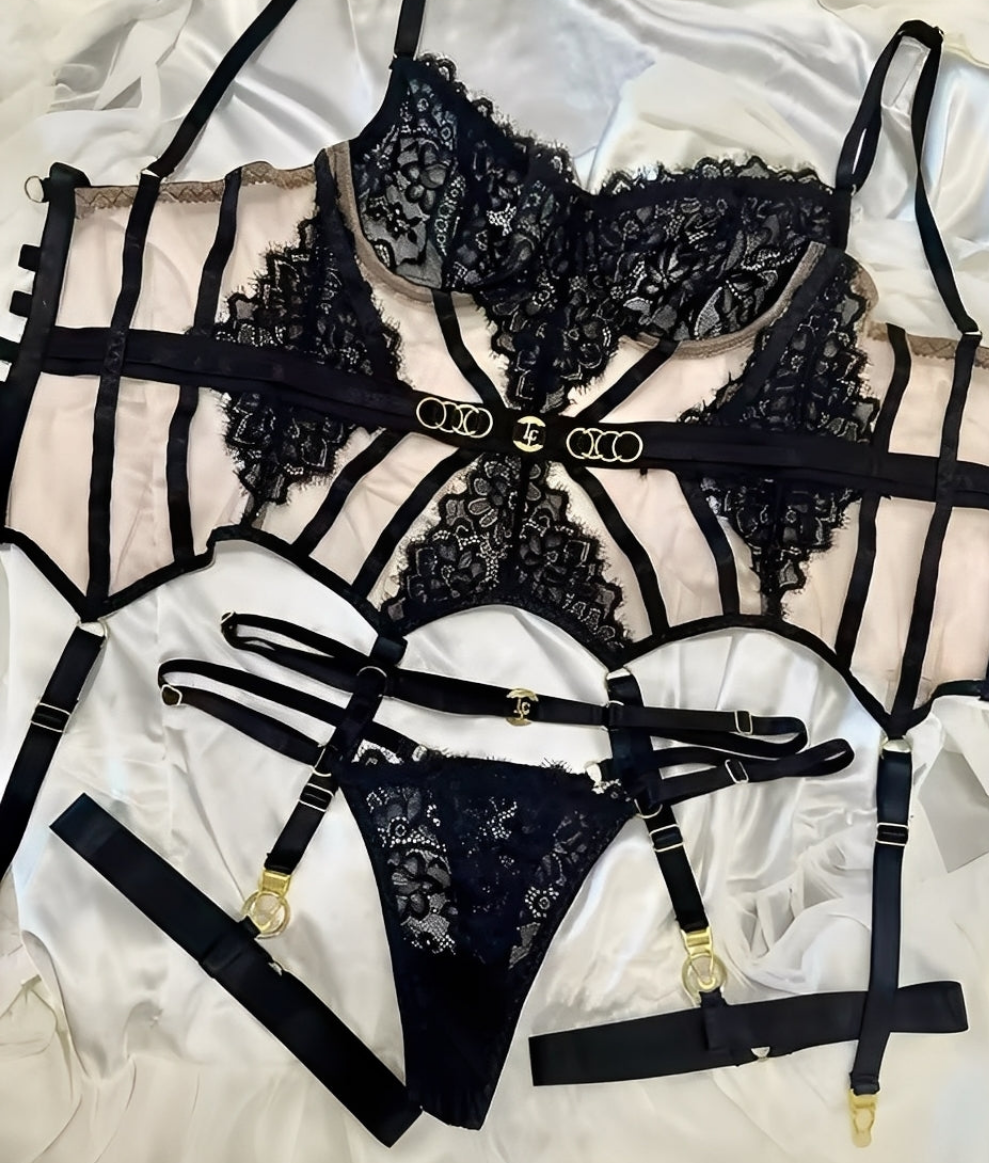 Conjunto Corselet Preto em Renda com Cinta-Liga e Choker