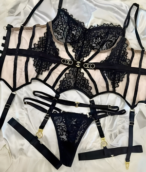 Conjunto Corselet Preto em Renda com Cinta-Liga e Choker
