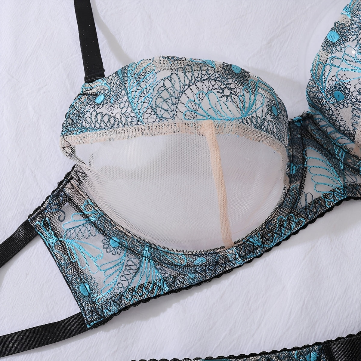 Conjunto de Lingerie Bordada Verde com Cinta-Liga e Fio Dental