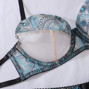 Conjunto de Lingerie Bordada Verde com Cinta-Liga e Fio Dental